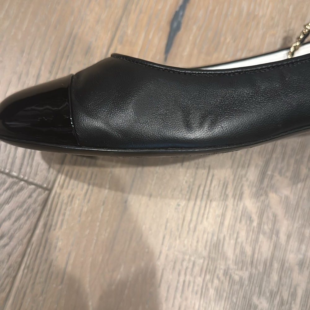 Chanel ballet flares with patent toe and chain and charms around the ankle - Picture 5 of 12